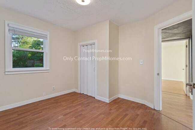 Building Photo - Two Bedroom, Single Level with an Entry Ramp - Large Fenced Yard!