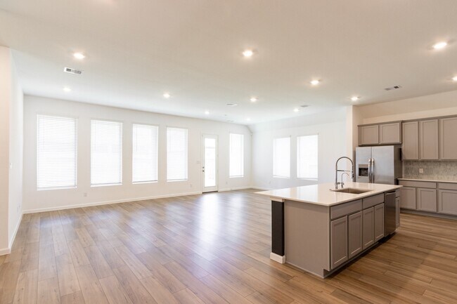 Building Photo - 705 Western Fern