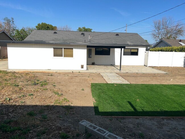 Building Photo - Spacious 3 Bedroom 2 Bath Home - Big Backyard – Simi Valley
