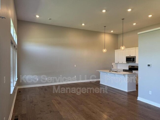 Building Photo - 2018 SW Holdbrooks Dr