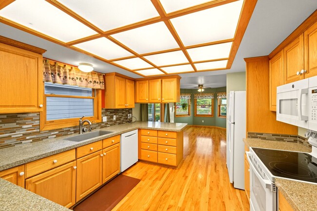 Building Photo - Peaceful Country 4 Bed, 3 Bath Home in Eli...