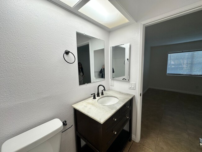 Building Photo - Walk to Eastlake! Bright 2BR/2BA Ground Floor Apartment with Tile Flooring & Parking
