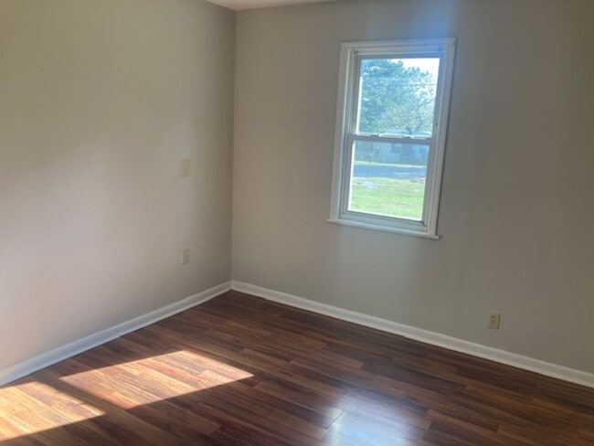 Building Photo - 3BR/1.5BA-1200 SF-893 Miller Estates Rd, S...