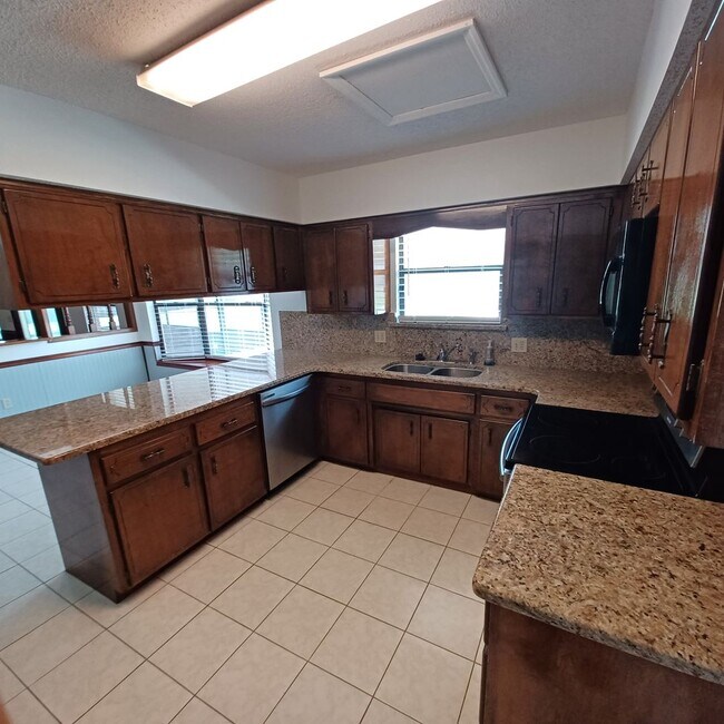 Building Photo - 2295 Foxwood Dr