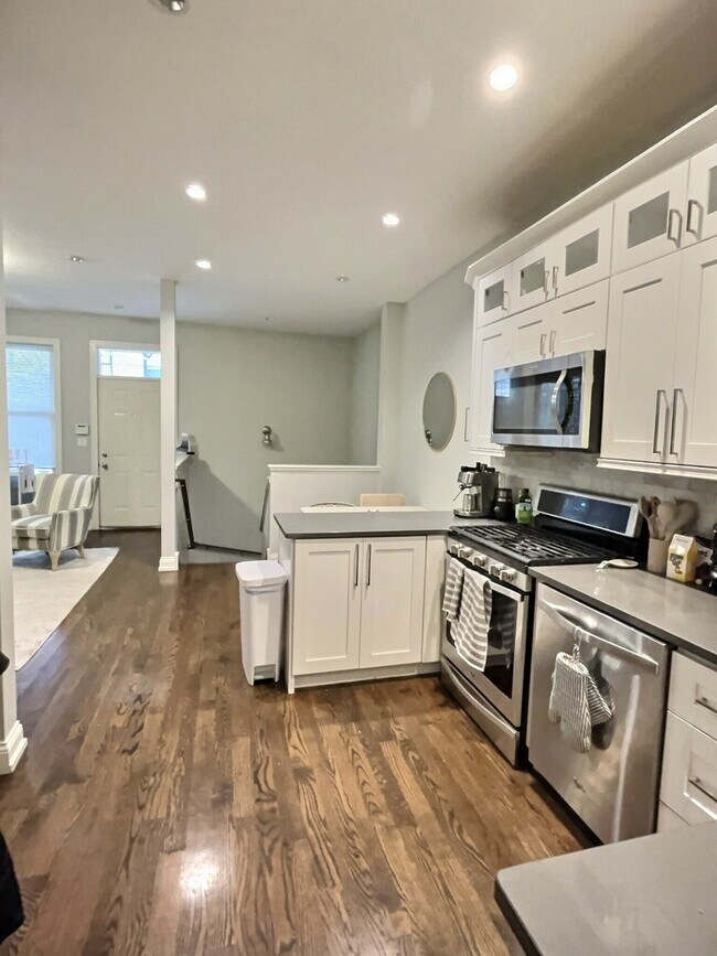 Building Photo - 2538 N Southport Ave