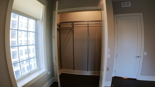 Building Photo - 2050 N Clark St