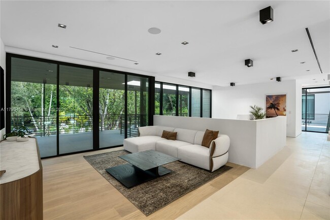 Building Photo - 4040 Kiaora St