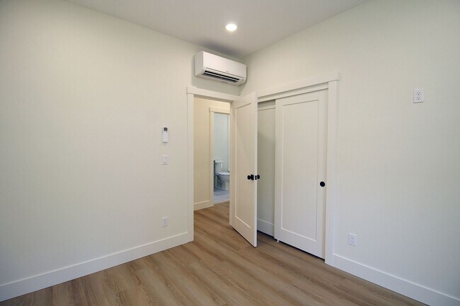 Building Photo - 4660-4660 SW Fairvale Ct