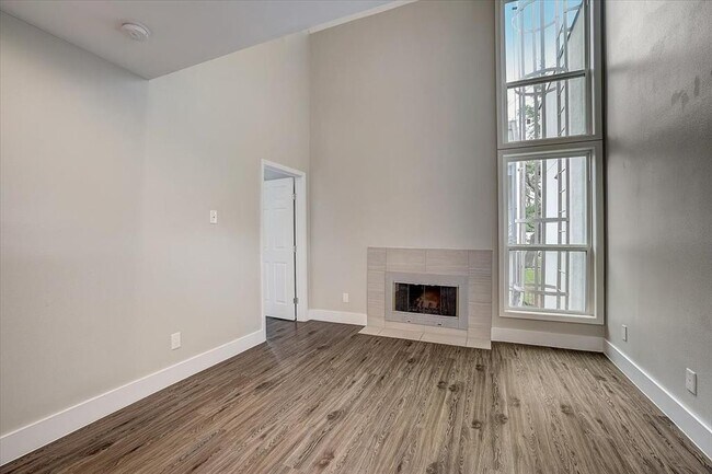 Building Photo - 935 La Posada Dr