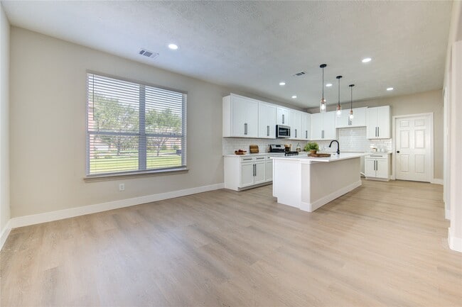 Building Photo - 5512 Canyon Bluff Ln