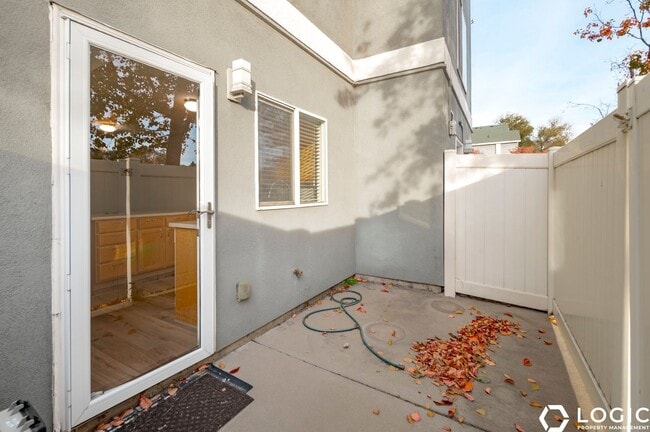 Building Photo - Spacious Row End Townhome in Amazing Locat...