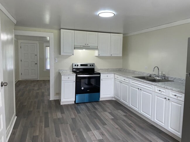 Building Photo - NEWLY RENOVATED 3 BED, 1.5 BATH WITH BONUS...