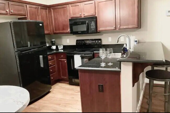 Kitchen - 560 Morgan St NE