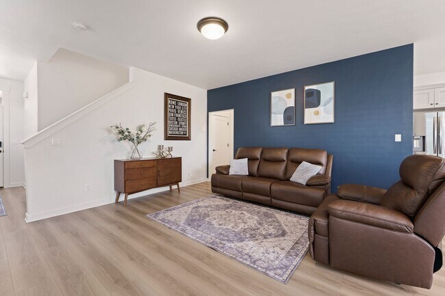 Building Photo - Pahlisch Townhome