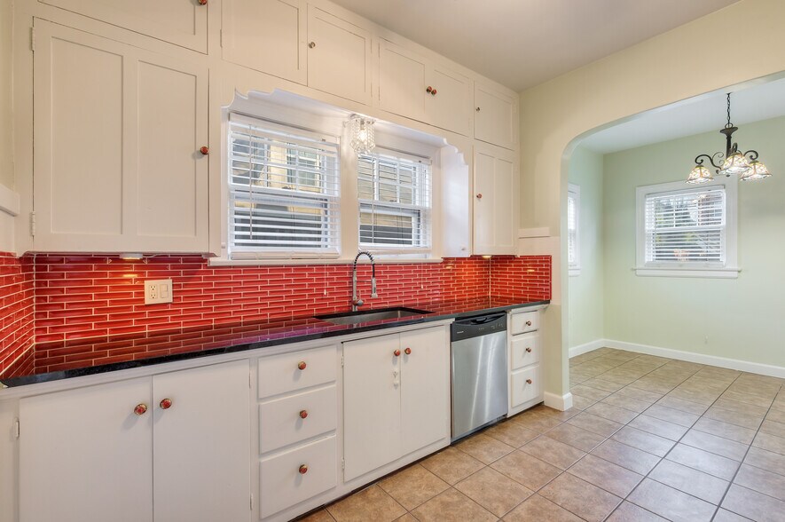 Building Photo - 109 E 26th Pl