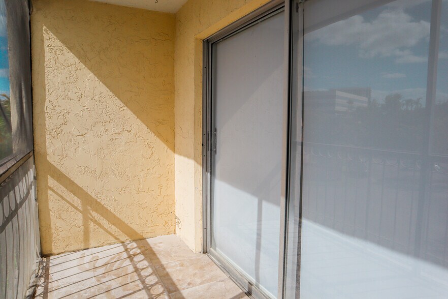 Building Photo - 8005 Lake Dr