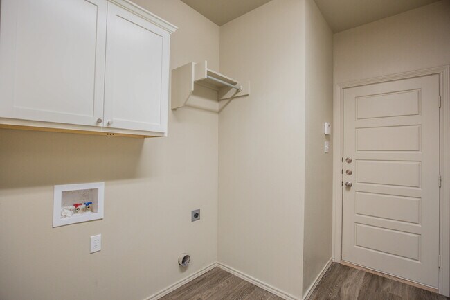 Building Photo - Pre-Leasing - Eye-Catching Home with a Bathroom in Every Bedroom!