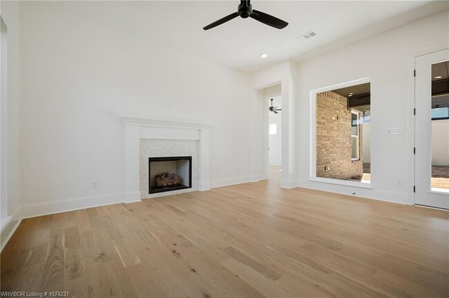 Building Photo - 7627 Woodbine Ln