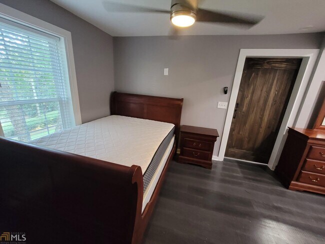 Building Photo - 2805 Northeast Expy