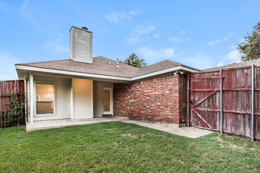 Building Photo - 2844 Claremont Dr