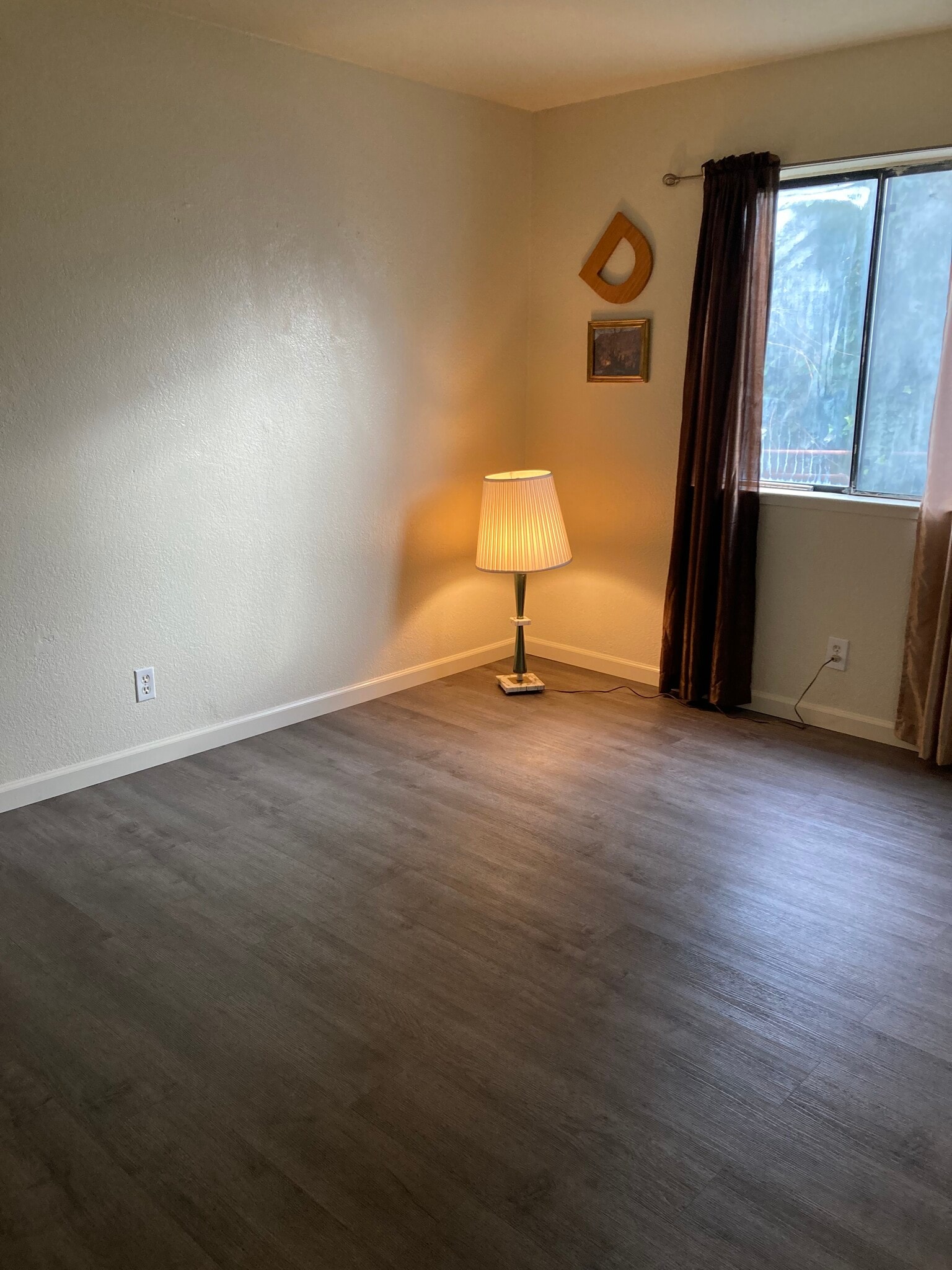 Building Photo - 106 E 6th St