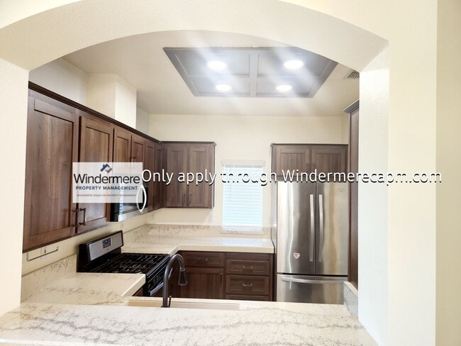 Building Photo - Bright 3 bedroom, 2 bath in Gated Communit...