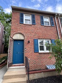 Building Photo - 712 Woodlawn Ave