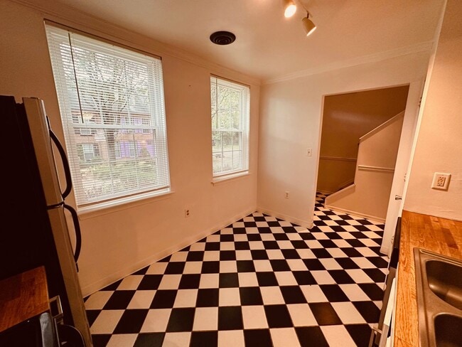 Building Photo - Charming Row House in Historic District