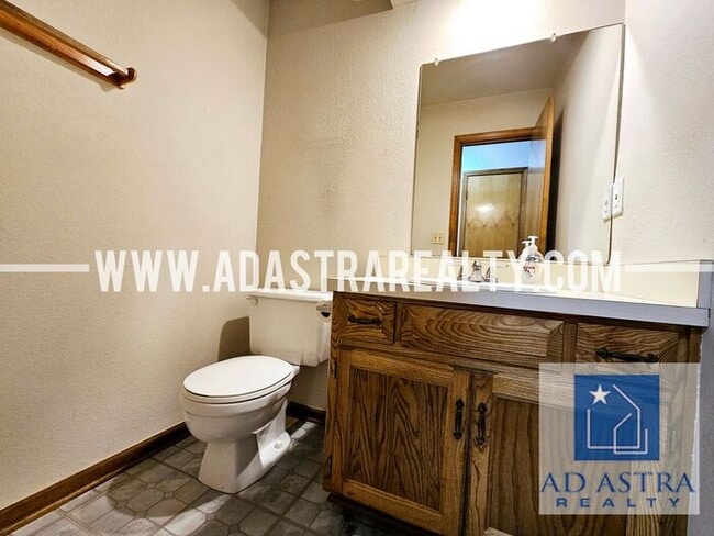 Building Photo - Beautiful Updated Duplex in Grandview-Available in MAY!!