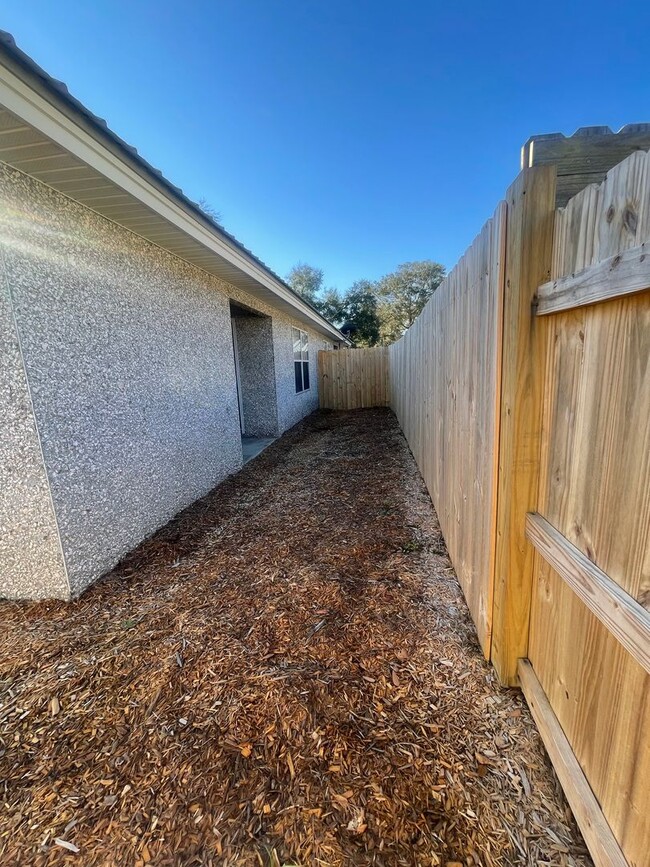 Building Photo - 2 Bedroom/2 Bathroom Duplex with Garage