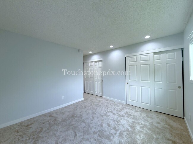 Building Photo - 2 WEEKS FREE OF RENT! Inviting East Portland Apartment