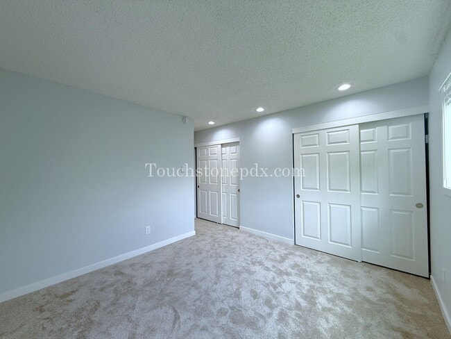 Building Photo - Inviting East Portland Apartment with Bright Living and Everyday Comfort