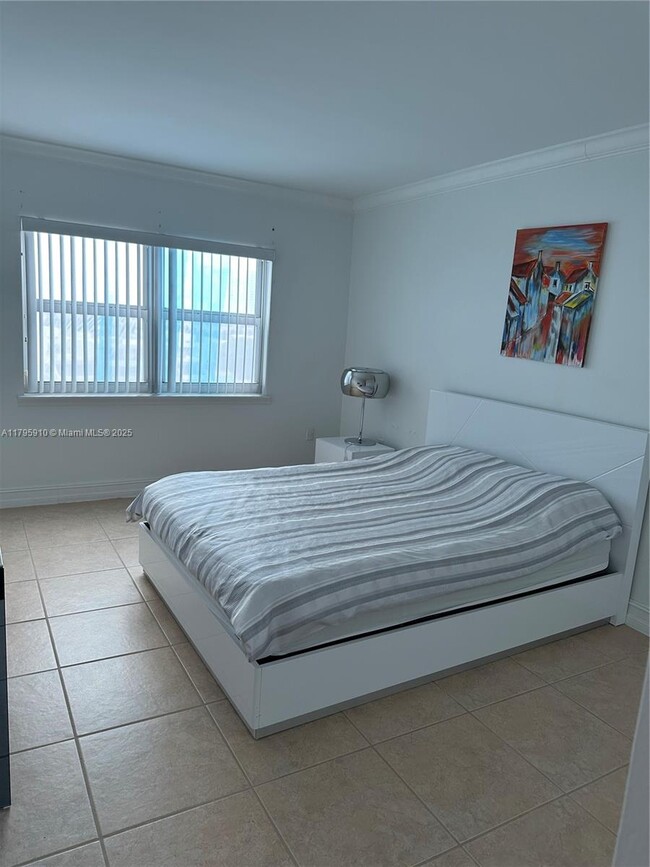 Building Photo - 400 Kings Point Dr