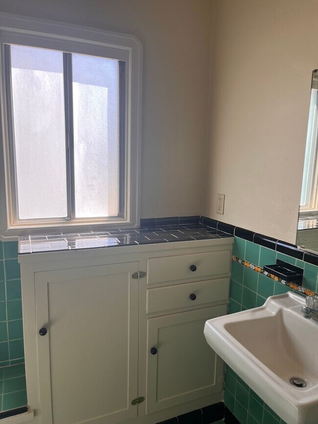Building Photo - Available Now!! Delightful 1 bedroom, 1 ba...