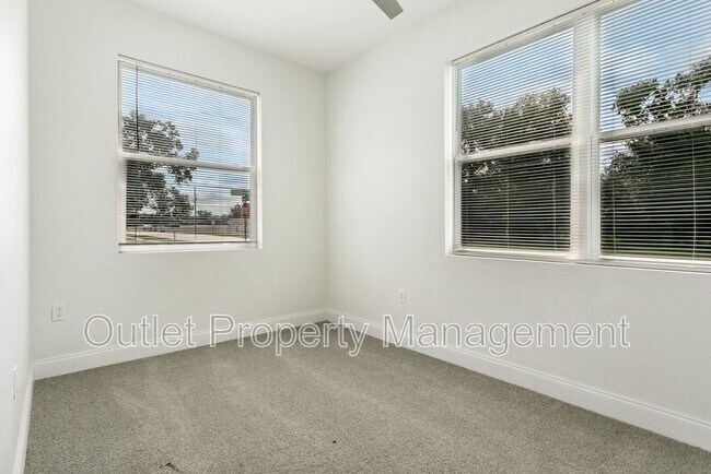 Building Photo - 1649 Lake Dr