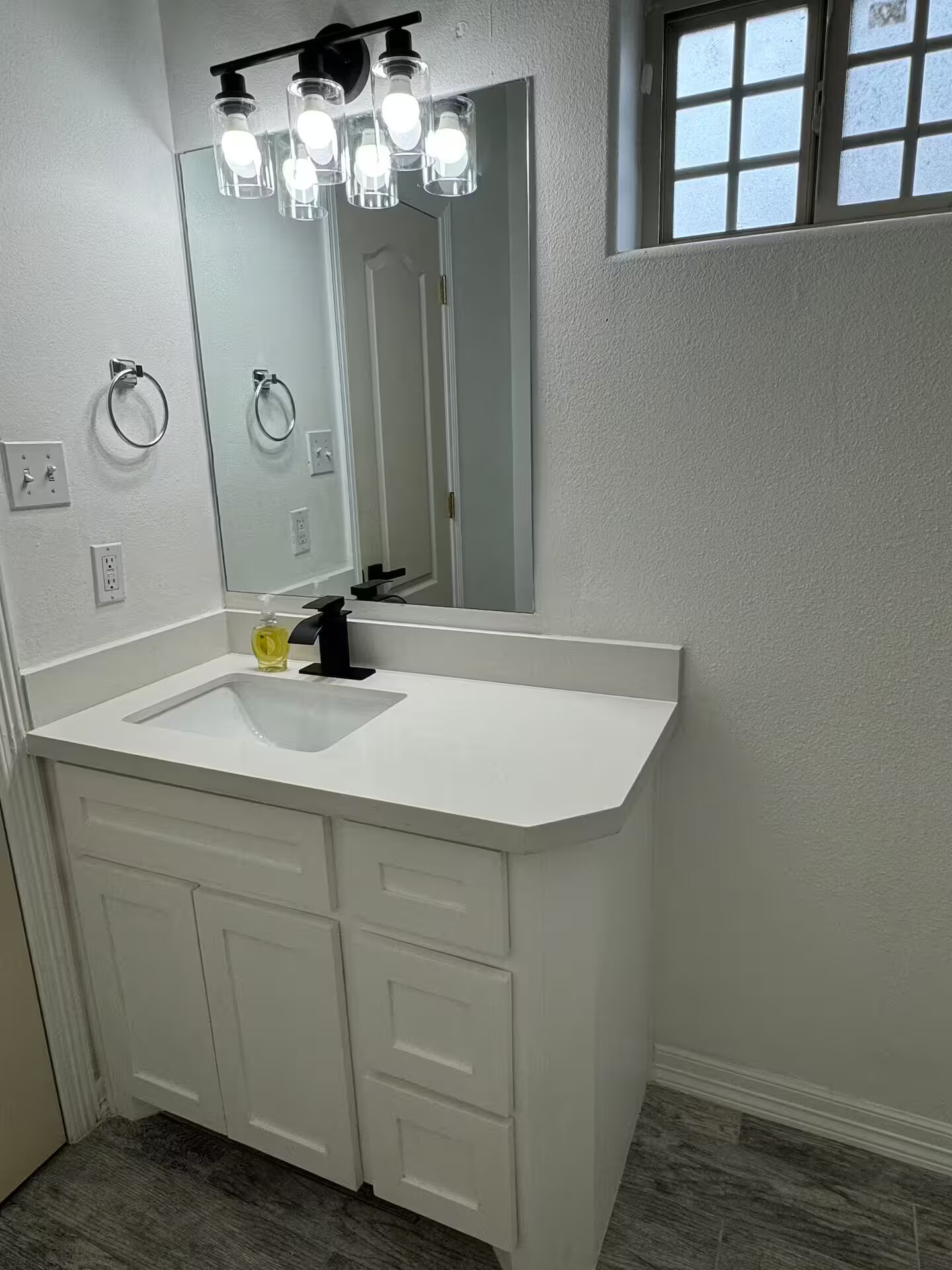 Master bathroom - 2304 Llano Mediano Ln