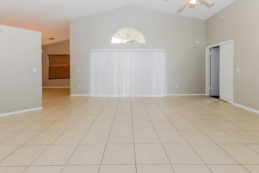 Building Photo - 12996 Meadowbreeze Dr