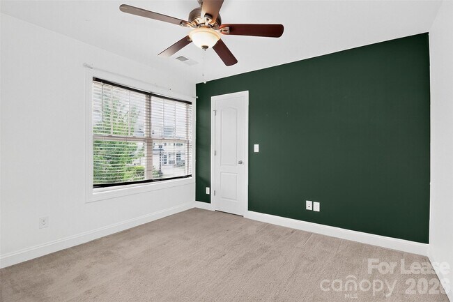 Building Photo - 549 Daventry Ct
