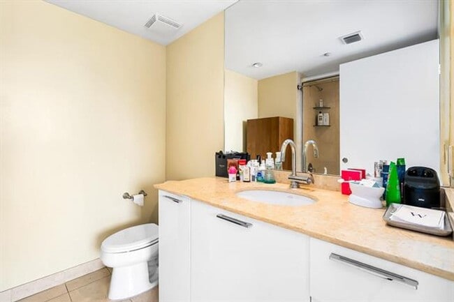 Building Photo - 18911 Collins Ave