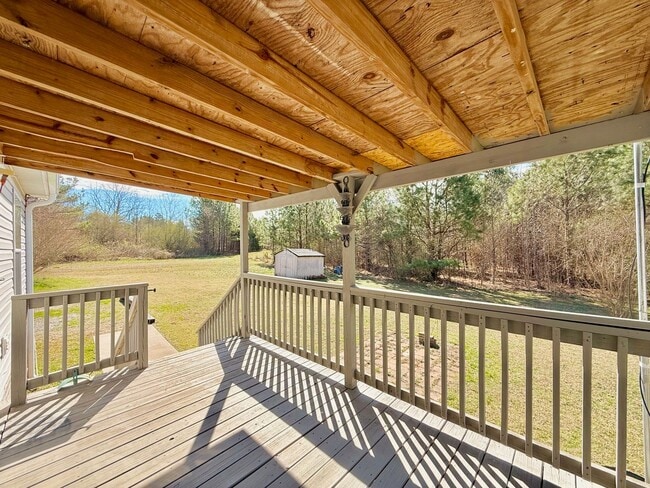 Building Photo - Lovely spacious home-3 bedroom-2 bathrooms-all appliances