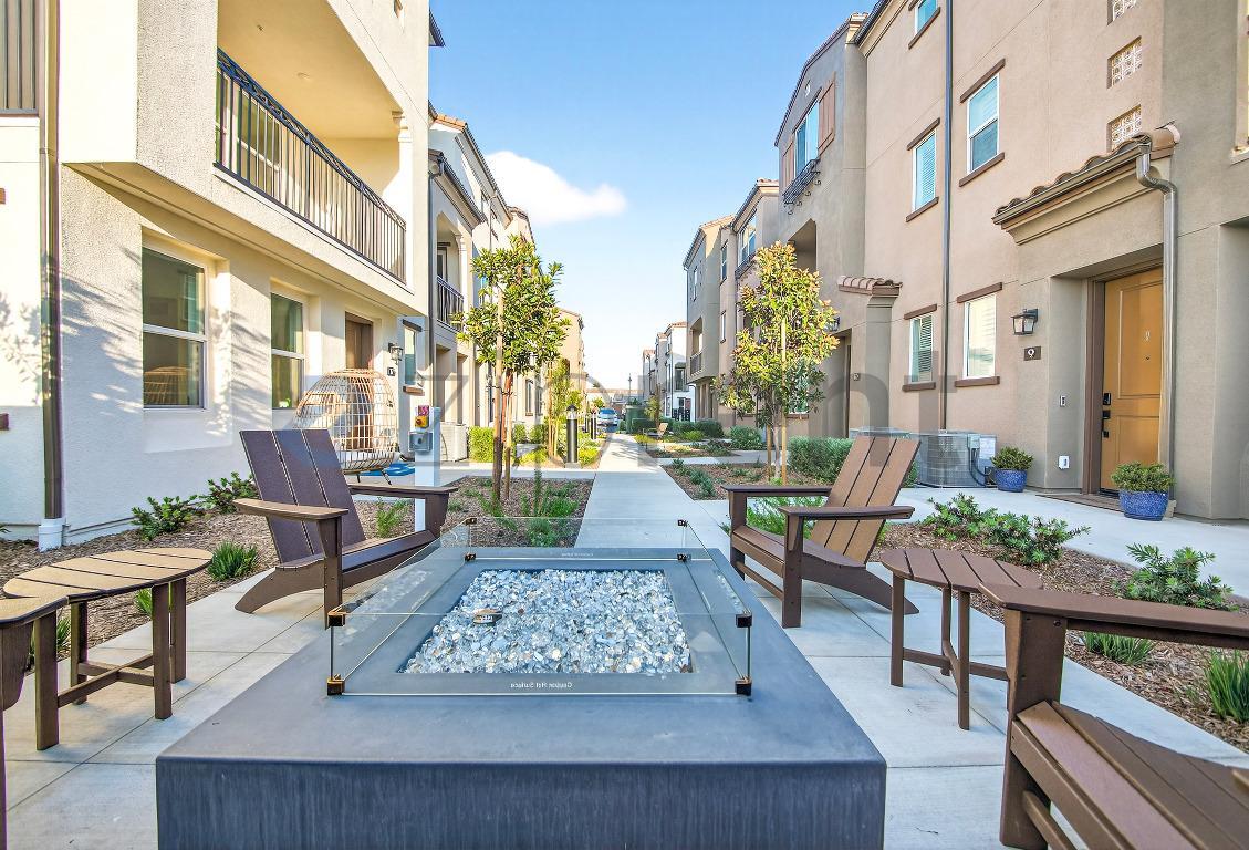 Building Photo - 2215 W Orange Ave