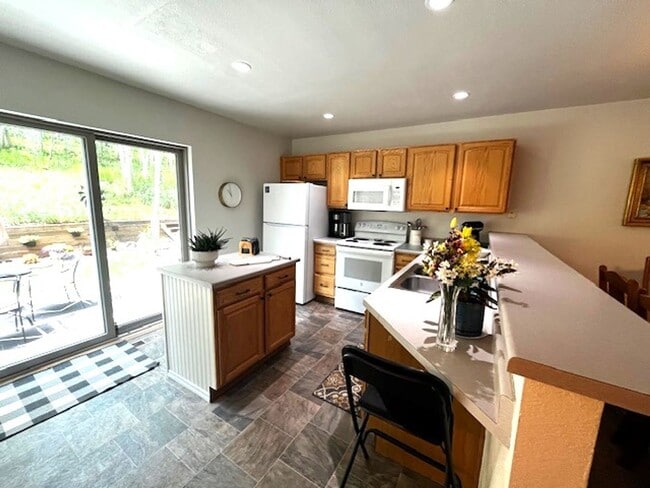 Building Photo - 213 Kestrel Ln