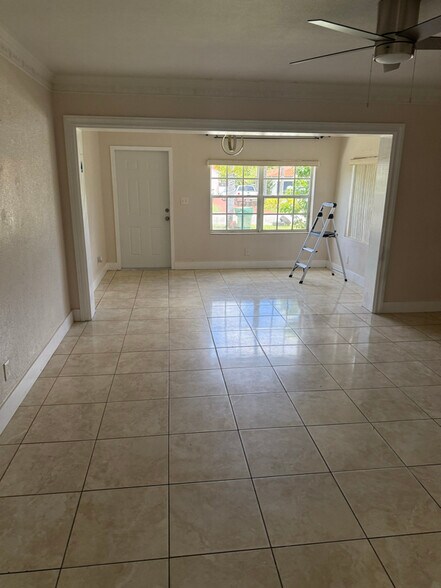 Building Photo - 328 S Biscayne River Dr