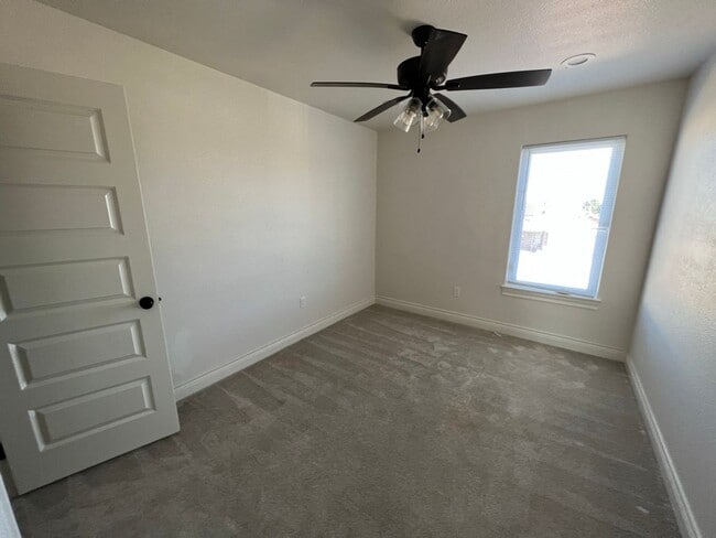 Building Photo - Easy Living with AMRR: Beautiful 4-Bedroom Home Near HEB