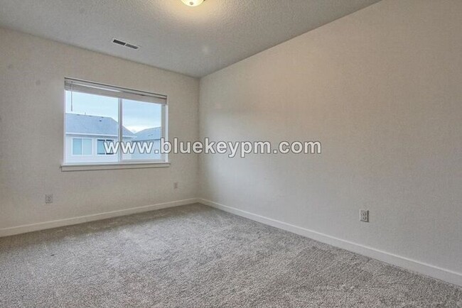 Building Photo - 3 Bed, 2.5 Bath Townhome in Near WSU and L...
