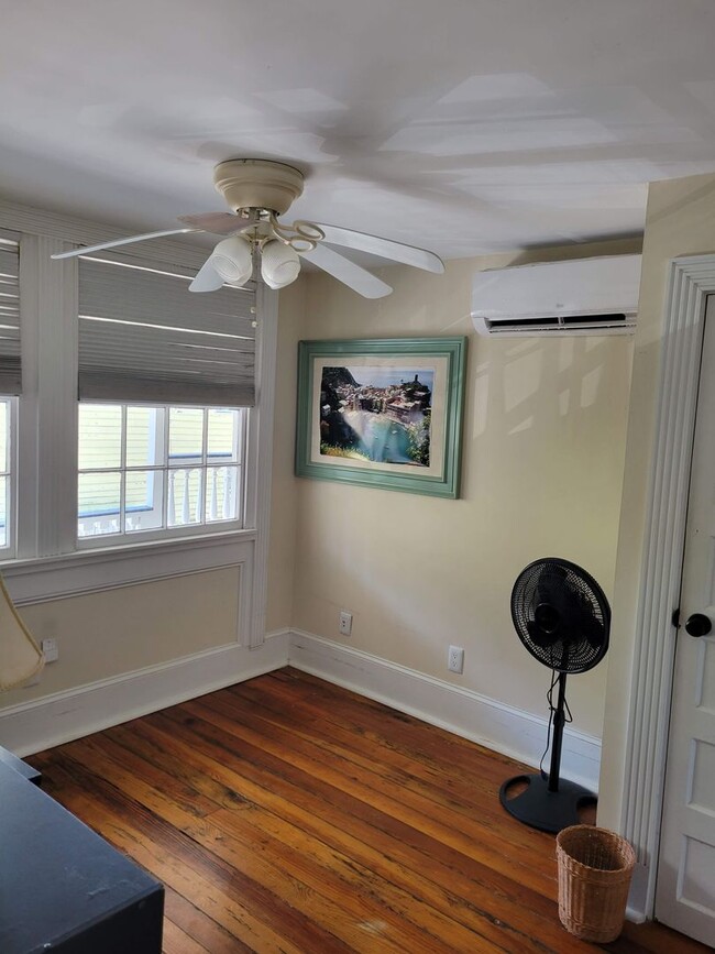 Primary Photo - Cute 1 Bedroom Available Downtown with Pri...