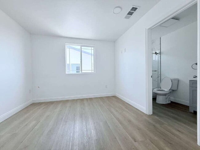 Building Photo - 1731 E 68th St