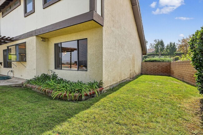 Building Photo - 5BR; 3BA Pool Home with Stunning Views in ...