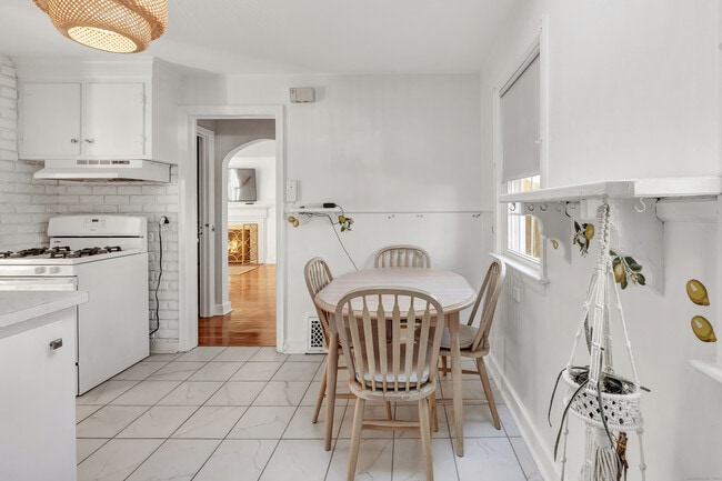 Building Photo - 124 Stiles St