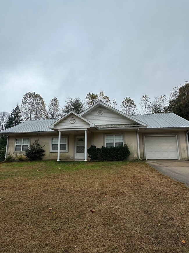 Building Photo - Three bedroom home in 30506!